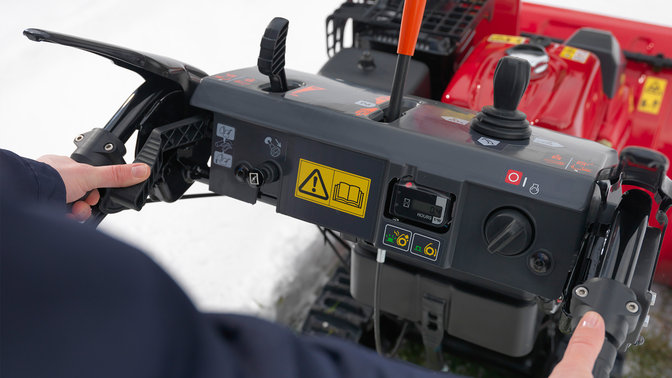 h&auml;nder som h&aring;ller sn&ouml;slungans handtag