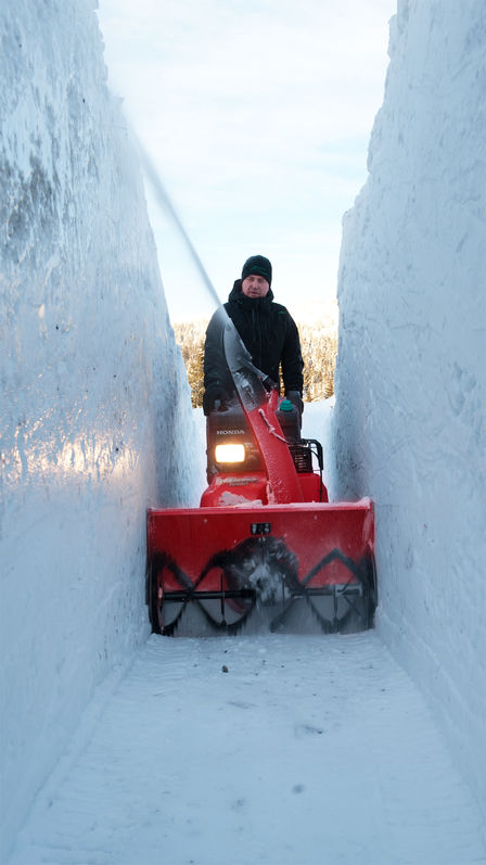 Snöslunga som körs av modell, snömiljö.