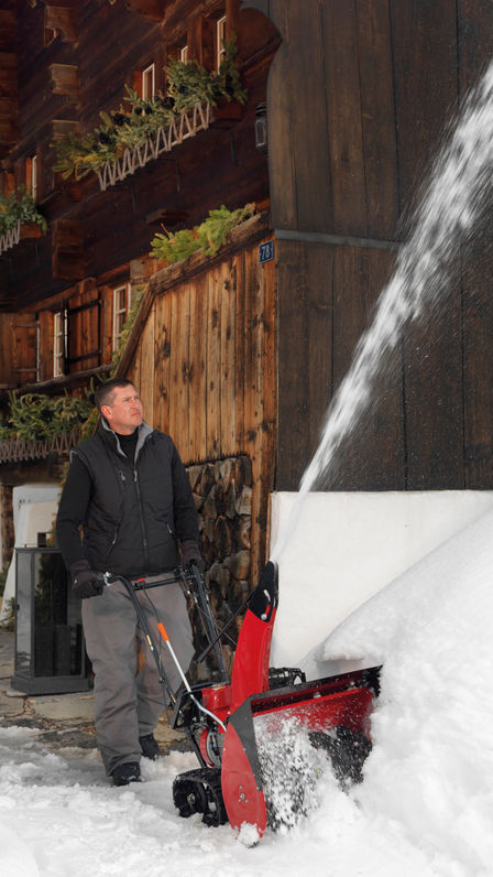 6-serien som k&ouml;rs av modell, tr&auml;dg&aring;rdsmilj&ouml;.