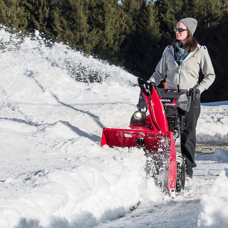 7-serien som körs av modell, i bergstrakt.