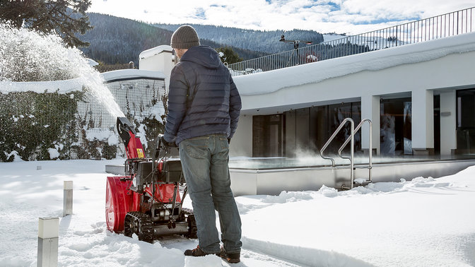 9-serien som körs av modell, i bergstrakt.