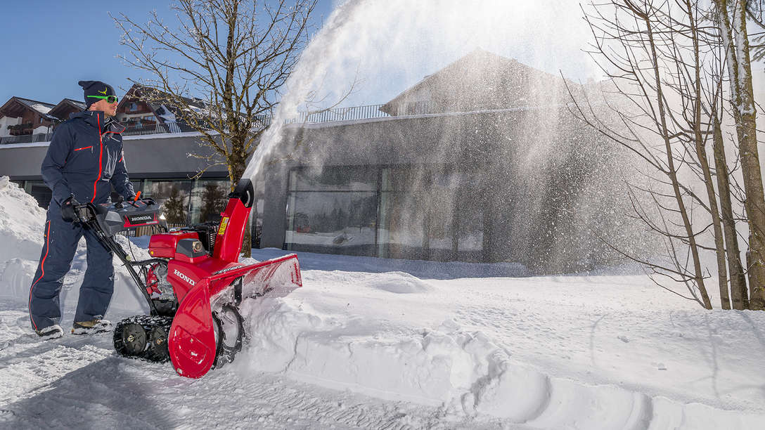 9-serien som körs av modell, snömiljö.