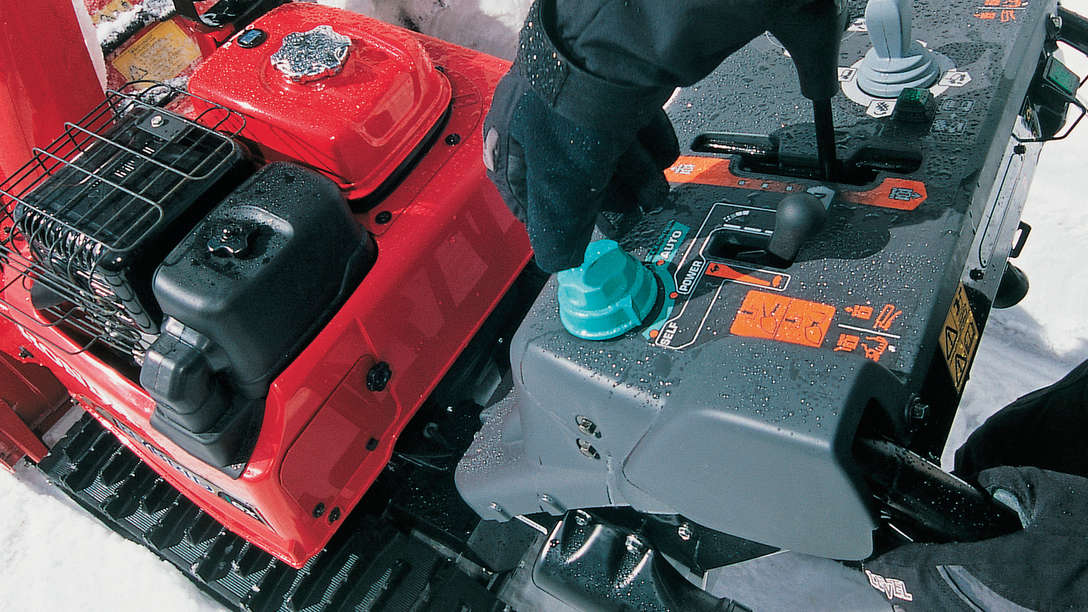 N&auml;rbild p&aring; hybridsn&ouml;slunga som k&ouml;rs av modell, fokus p&aring; tre olika k&ouml;rl&auml;gen.