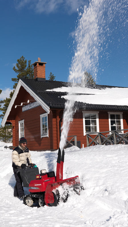 Hybridsn&ouml;slunga som k&ouml;rs av modell, i tr&auml;dg&aring;rd.