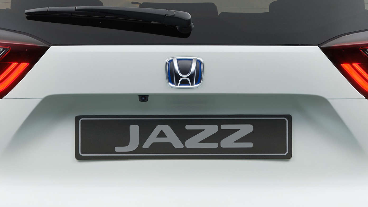 Närbild av parkeringskamera i Honda Jazz Hybrid.