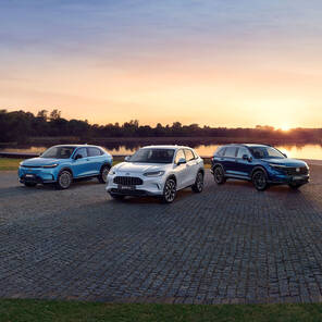 Bild på några Honda modeller vid en sjö i solnedgång