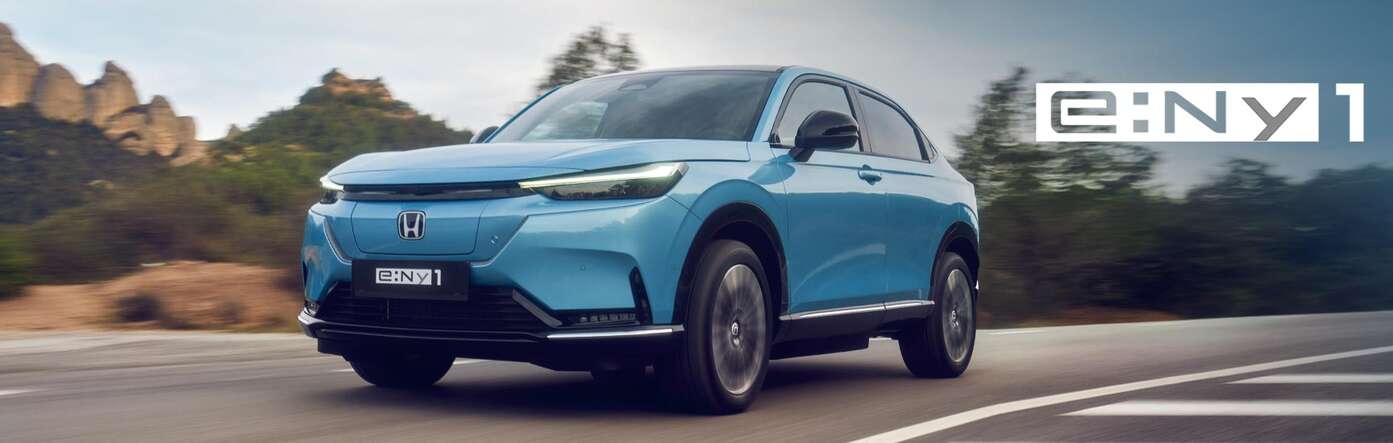 Elektriska Honda e:Ny1 som kör på bergsväg