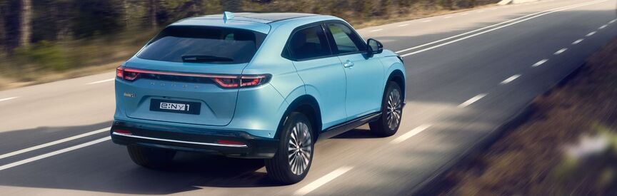 CR-V Hybrid exteri&ouml;r, vy framifr&aring;n, p&aring; v&auml;g.