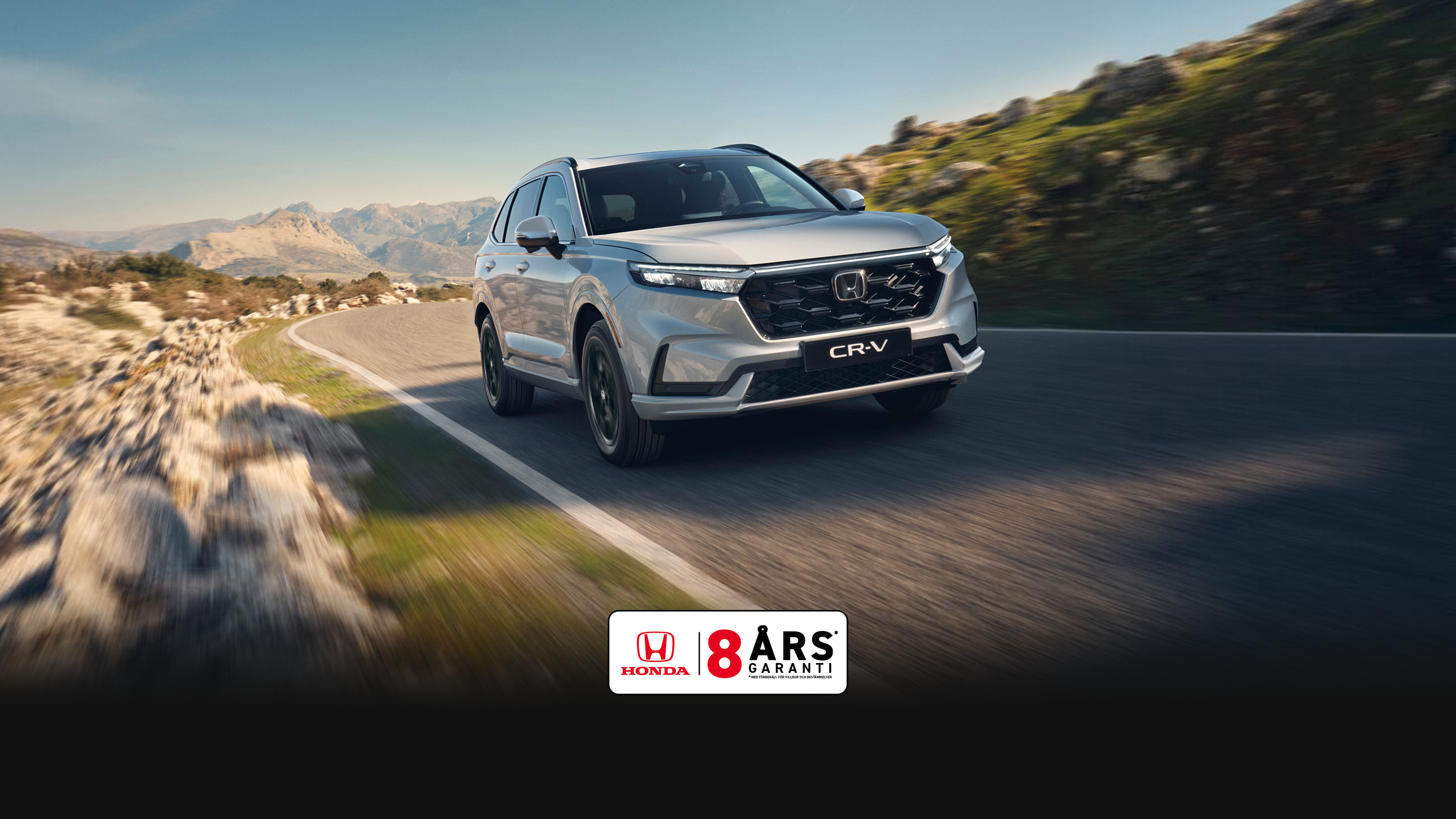 CR-V Plug in Hybrid SUV står parkerad utanför en byggnad. 
